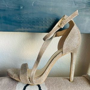 Jessica Simpson hold strappy heels